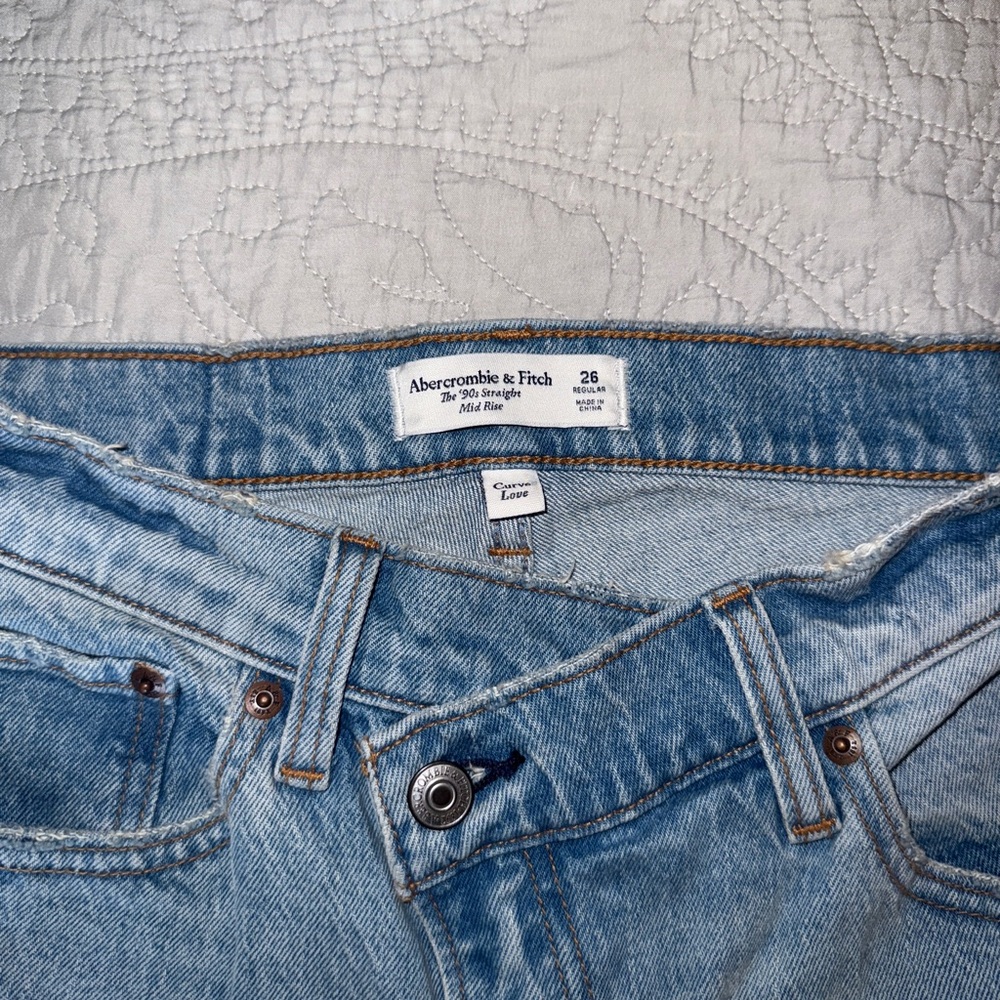 Abercrombie & Fitch 90s Straight Mid Rise Jean